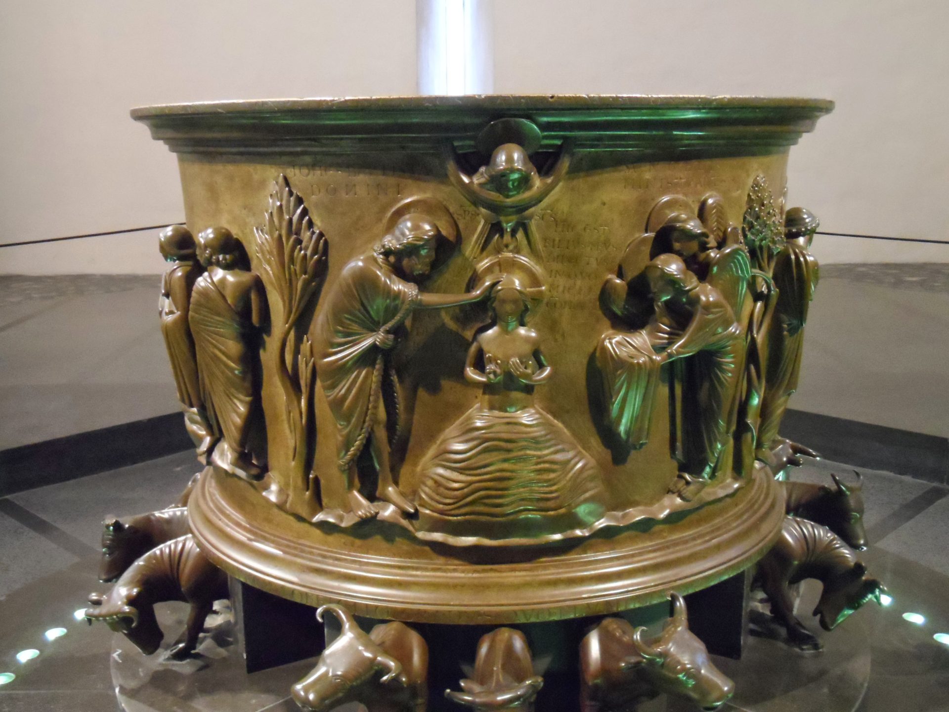 Le Baptême du Seigneur, Fonts baptismaux de Notre-Dame de la collégiale Saint-Barthélemy