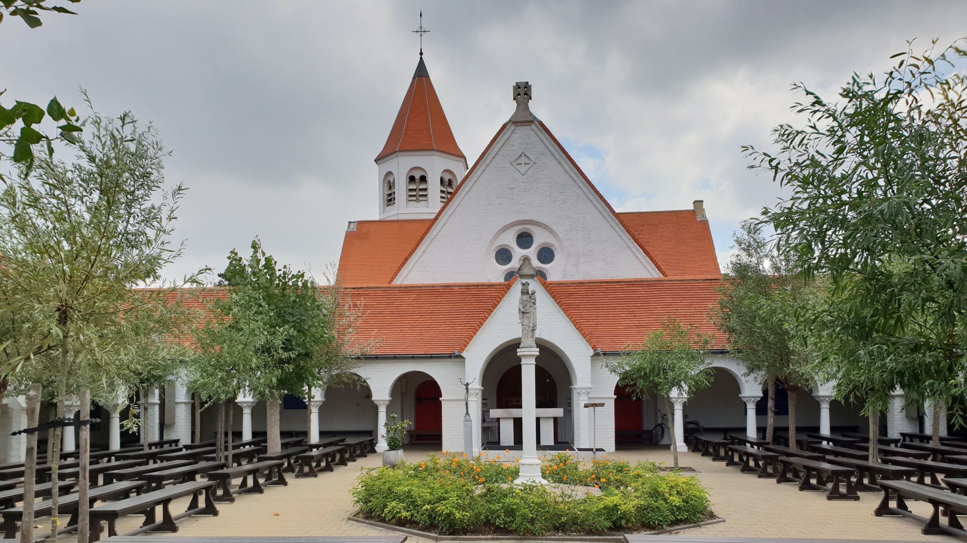Église dominicaine Notre-Dame du Rosaire à Knokke (Belgique).